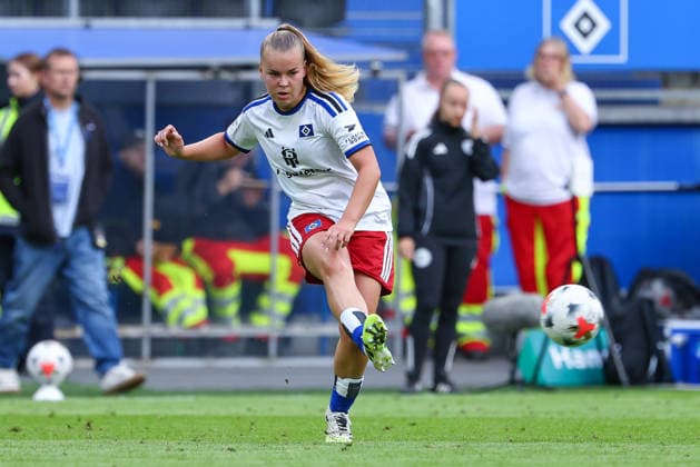 Svea Stoldt (Hamburger SV, HSV, 8) am Ball, Einzelbild, Ganzkörper, Aktion, Action, Spielszene, DIE DFB-RICHTLINIEN UNTERSAGEN JEGLICHE NUTZUNG VON FOTOS ALS SEQUENZBILDER UND ODER VIDEOÄHNLICHE FOTOSTRECKEN. DFB REGULATIONS PROHIBIT ANY USE OF PHOTOGRAPHS AS IMAGE SEQUENCES AND OR QUASI-VIDEO., 23.08.2026, Hamburg (Deutschland), Fussball, Google Pixel Frauen-Bundesliga, Hamburger SV - SC Freiburg *** Svea Stoldt, Hamburger SV (HSV), 8 on the ball, single frame, full-body, action, game scene, DFB REGULATIONS PROHIBIT ANY USE OF PHOTOGRAPHS AS SEQUENCE IMAGES AND OR VIDEO-LIKE PHOTO SERIES DFB REGULATIONS PROHIBIT ANY USE OF PHOTOGRAPHS AS SEQUENCE IMAGESENCES AND OR QUASI-VIDEO, August 23, 2026, Hamburg, Germany, Soccer, Google Pixel Women’s Bundesliga, Hamburger SV, SC Freiburg xobx