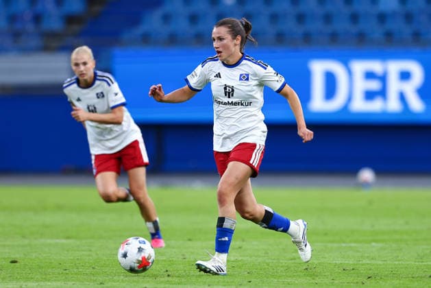 Pauline Machtens (Hamburger SV, HSV, 28) am Ball, Einzelbild, Ganzkörper, Aktion, Action, Spielszene, DIE DFB-RICHTLINIEN UNTERSAGEN JEGLICHE NUTZUNG VON FOTOS ALS SEQUENZBILDER UND ODER VIDEOÄHNLICHE FOTOSTRECKEN. DFB REGULATIONS PROHIBIT ANY USE OF PHOTOGRAPHS AS IMAGE SEQUENCES AND OR QUASI-VIDEO., 23.08.2026, Hamburg (Deutschland), Fussball, Google Pixel Frauen-Bundesliga, Hamburger SV - SC Freiburg *** Pauline Machtens, Hamburger SV (HSV), 28, on the ball, single frame, full body, action, game scene, DFB REGULATIONS PROHIBIT ANY USE OF PHOTOGRAPHS AS SEQUENCE IMAGES AND OR VIDEO-LIKE PHOTO SERIES DFB REGULATIONS PROHIBIT ANY USE OF PHOTOGRAPHS AS IMAGE SEQUENCES AND OR QUASI-VIDEO, August 23, 2026, Hamburg, Germany, Soccer, Google Pixel Women’s Bundesliga, Hamburger SV vs. SC Freiburg xobx