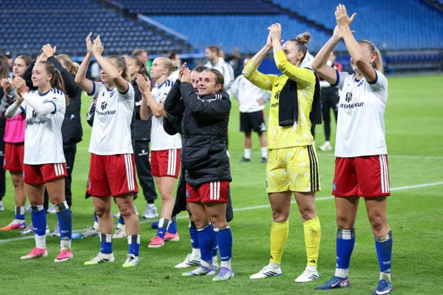 Leila Peneau (Hamburger SV, 15, mi.) und Spielerinnen vom Hamburger SV, HSV bedanken sich bei den Fans, Zuschauern für die Unterstützung, DIE DFB-RICHTLINIEN UNTERSAGEN JEGLICHE NUTZUNG VON FOTOS ALS SEQUENZBILDER UND ODER VIDEOÄHNLICHE FOTOSTRECKEN. DFB REGULATIONS PROHIBIT ANY USE OF PHOTOGRAPHS AS IMAGE SEQUENCES AND OR QUASI-VIDEO., 23.08.2026, Hamburg (Deutschland), Fussball, Google Pixel Frauen-Bundesliga, Hamburger SV - SC Freiburg *** Leila Peneau of Hamburger SV, 15, and players from Hamburger SV (HSV) thank the fans and spectators for their support, DFB REGULATIONS PROHIBIT ANY USE OF PHOTOGRAPHS AS IMAGE SEQUENCES AND OR VIDEO-LIKE PHOTO STORIES. DFB REGULATIONS PROHIBIT ANY USE OF PHOTOGRAPHS AS IMAGE SEQU, August 23, 2026, Hamburg, Germany, Soccer, Google Pixel Women’s Bundesliga, Hamburger SV, SC Freiburg xobx