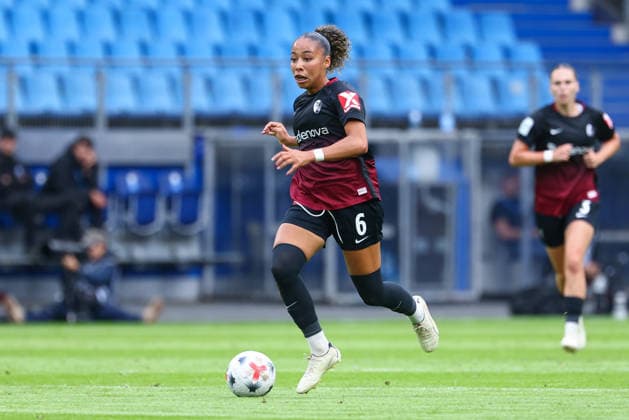 Nicole Ojukwu (SC Freiburg, 6) am Ball, Einzelbild, Ganzkörper, Aktion, Action, Spielszene, DIE DFB-RICHTLINIEN UNTERSAGEN JEGLICHE NUTZUNG VON FOTOS ALS SEQUENZBILDER UND ODER VIDEOÄHNLICHE FOTOSTRECKEN. DFB REGULATIONS PROHIBIT ANY USE OF PHOTOGRAPHS AS IMAGE SEQUENCES AND OR QUASI-VIDEO., 23.08.2026, Hamburg (Deutschland), Fussball, Google Pixel Frauen-Bundesliga, Hamburger SV - SC Freiburg *** Nicole Ojukwu, SC Freiburg, No. 6 with the ball, single frame, full body, action, game scene, DFB REGULATIONS PROHIBIT ANY USE OF PHOTOGRAPHS AS SEQUENCE IMAGES AND OR VIDEO-LIKE PHOTO SERIES DFB REGULATIONS PROHIBIT ANY USE OF PHOTOGRAPHS AS IMAGE SEQUENCES AND OR VIDEO-LIKE PHOTO SEQUENCES, August 23, 2026, Hamburg, Germany, Soccer, Google Pixel Women’s Bundesliga, Hamburger SV vs. SC Freiburg xobx