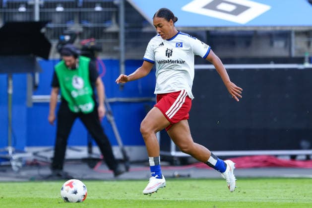 Melina Krüger (Hamburger SV, HSV, 9) am Ball, Freisteller, Einzelbild, Ganzkörper, Aktion, Action, Spielszene, DIE DFB-RICHTLINIEN UNTERSAGEN JEGLICHE NUTZUNG VON FOTOS ALS SEQUENZBILDER UND ODER VIDEOÄHNLICHE FOTOSTRECKEN. DFB REGULATIONS PROHIBIT ANY USE OF PHOTOGRAPHS AS IMAGE SEQUENCES AND OR QUASI-VIDEO., 23.08.2026, Hamburg (Deutschland), Fussball, Google Pixel Frauen-Bundesliga, Hamburger SV - SC Freiburg *** Melina Krüger, Hamburger SV (HSV), 9 on the ball, cutout, single image, full body, action, game scene, DFB REGULATIONS PROHIBIT ANY USE OF PHOTOGRAPHS AS SEQUENCE IMAGES AND OR VIDEO-LIKE PHOTO SERIES DFB REGULATIONS PROHIBIT ANY USE OF PHOTOGRAPHS AS IMAGE SEQUENCES AND OR QUASI-VIDEO, August 23, 2026, Hamburg, Germany, Soccer, Google Pixel Women’s Bundesliga, Hamburger SV, SC Freiburg xobx