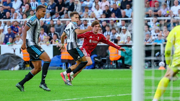 Newcastle United v Liverpool, Premier League Koumas (67) during the Premier League match between Newcastle United and Liverpool at St. James s Park, Newcastle, UK on 23 August 2026. Editorial use only DataCo restrictions apply See www.football-dataco.com , Copyright: xSimonxDaviesx PSI-24722-0354