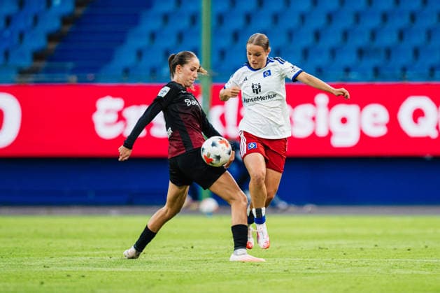 Google Pixel Frauen-Bundesliga: Hamburger SV vs. SC Freiburg, 23.08.2026 Jonna Wrede (Hamburger SV, 26) gegen Maj Schneider (SC Freiburg, 15) im Zweikampf; Fußball, Google Pixel Frauen-Bundesliga, 1. Spieltag: Hamburger SV vs. SC Freiburg am 23.08.2026 im Volksparkstadion, Hamburg DFB REGULATIONS PROHIBIT ANY USE OF PHOTOGRAPHS AS IMAGE SEQUENCES AND OR QUASI-VIDEO. *** Google Pixel Women s Bundesliga: Hamburger SV vs. SC Freiburg, August 23, 2026. Jonna Wrede (Hamburger SV, 26) battles Maj Schneider (SC Freiburg, 15) in a tackle. Soccer, Google Pixel Women s Bundesliga, Matchday 1: Hamburger SV vs. SC Freiburg on August 23, 2026, at Volksparkstadion, Hamburg. DFB regulations prohibit any use of photographs as image sequences and or quasi-video. Copyright: xBEAUTIFULxSPORTS Tonhäuserx