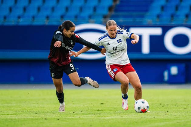 Google Pixel Frauen-Bundesliga: Hamburger SV vs. SC Freiburg, 23.08.2026 Jonna Wrede (Hamburger SV, 26) gegen Sabah Seghir (SC Freiburg, 9) im Zweikampf; Fußball, Google Pixel Frauen-Bundesliga, 1. Spieltag: Hamburger SV vs. SC Freiburg am 23.08.2026 im Volksparkstadion, Hamburg DFB REGULATIONS PROHIBIT ANY USE OF PHOTOGRAPHS AS IMAGE SEQUENCES AND OR QUASI-VIDEO. *** Google Pixel Women s Bundesliga: Hamburger SV vs. SC Freiburg, August 23, 2026—Jonna Wrede (Hamburger SV, 26) battles Sabah Seghir (SC Freiburg, 9) in a tackle. Soccer, Google Pixel Women s Bundesliga, Matchday 1: Hamburger SV vs. SC Freiburg on August 23, 2026, at the Volksparkstadion, Hamburg. DFB regulations prohibit any use of photographs as image sequences and or quasi-video. Copyright: xBEAUTIFULxSPORTS Tonhäuserx