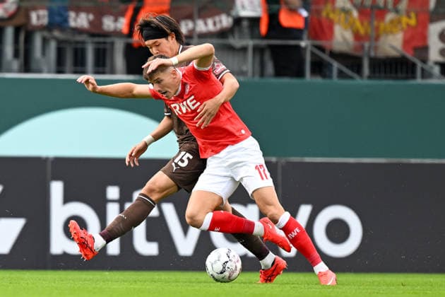 v. li. im Zweikampf Tomoya Ando (St. Pauli 15) Semir Telalovic (Essen 17) 23.08.2026 ¢ Fussball ¢ Rot-Weiss Essen vs St. Pauli ¢ DFB-Pokal, Stadion Essen, Essen, DFB DFL REGULATIONS PROHIBIT ANY USE OF PHOTOGRAPHS AS IMAGE SEQUENCES AND OR QUASI-VIDEO NRW Germany *** From left: Tomoya Ando (St. Pauli) 15 and Semir Telalovic (Essen) 17 in a one-on-one battle, August 23, 2026 ¢ Soccer ¢ Rot-Weiss Essen vs. St. Pauli ¢ DFB Cup, Essen Stadium, Essen, DFB DFL regulations prohibit any use of photographs as image sequences and or quasi-video. NRW, Germany Copyright: xpepphotox xHorstxMauelshagenx pep00321, pep_20260823_hm