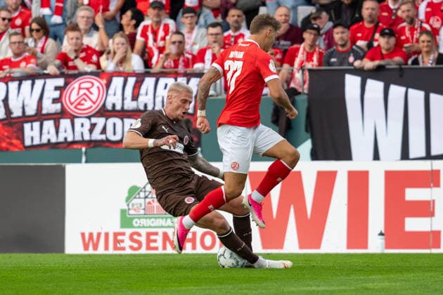 Louis Oppie (FC St. Pauli, 23) gegen Jannik Hofmann (Rot-Weiss Essen, 37), GER Rot-Weiss Essen vs. FC St. Pauli, Fussball, DFB Pokal, Runde 1, Hauptrunde 2026 2027, 23.08.2026 DFB DFL REGULATIONS PROHIBIT ANY USE OF PHOTOGRAPHS AS IMAGE SEQUENCES AND OR QUASI-VIDEO, GER Rot-Weiss Essen vs. FC St. Pauli, Fussball, DFB Pokal, Runde 1, Hauptrunde 2026 2027, 23.08.2026 Essen *** Louis Oppie, FC St. Pauli, 23, vs. Jannik Hofmann, Rot-Weiss Essen, 37, GER Rot-Weiss Essen vs. FC St. Pauli, Soccer, DFB Cup, Round 1, Main Round 2026–2027, August 23, 2026 DFB DFL regulations prohibit any use of photographs as image sequences and or quasi-video, GER Rot Weiss Essen vs. FC St. Pauli, soccer, DFB Cup, Round 1, Main Round 2026–2027, August 23, 2026, Essen Copyright: xEibner-Pressefoto FabianxFriesex EP_FFE