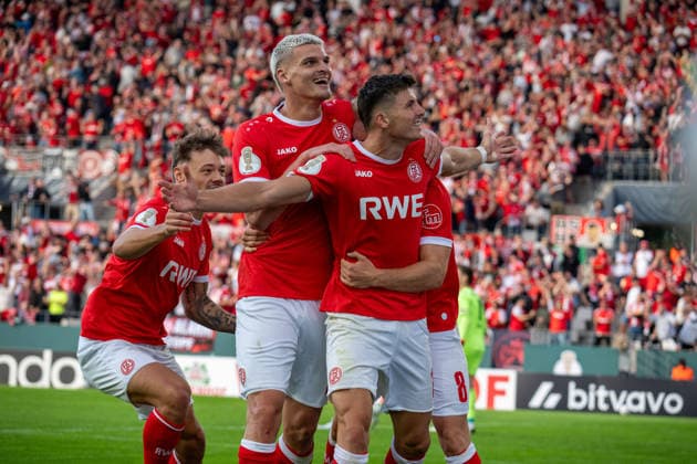 Semir Telalovic (Rot-Weiss Essen, 17) jubelt mit seinen Mitspielern nach seinem Tor, GER Rot-Weiss Essen vs. FC St. Pauli, Fussball, DFB Pokal, Runde 1, Hauptrunde 2026 2027, 23.08.2026 DFB DFL REGULATIONS PROHIBIT ANY USE OF PHOTOGRAPHS AS IMAGE SEQUENCES AND OR QUASI-VIDEO, GER Rot-Weiss Essen vs. FC St. Pauli, Fussball, DFB Pokal, Runde 1, Hauptrunde 2026 2027, 23.08.2026 Essen *** Semir Telalovic of Rot-Weiss Essen, 17, celebrates with his teammates after scoring a goal, GER Rot-Weiss Essen vs. FC St. Pauli, Soccer, DFB Cup, Round 1, Main Round 2026–2027, August 23, 2026 DFB DFL regulations prohibit any use of photographs as image sequences and or quasi-video, GER Rot-Weiss Essen vs. FC St. Pauli, soccer, DFB Cup, Round 1, Main Round 2026–2027, August 23, 2026, Essen Copyright: xEibner-Pressefoto FabianxFriesex EP_FFE