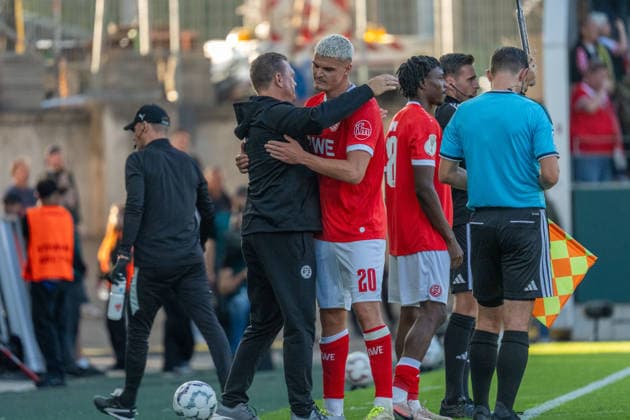 Marek Janssen (Rot-Weiss Essen, 20) wird ausgewechselt, Uwe Koschinat (Rot-Weiss Essen, Cheftrainer) umarmt ihn, GER Rot-Weiss Essen vs. FC St. Pauli, Fussball, DFB Pokal, Runde 1, Hauptrunde 2026 2027, 23.08.2026 DFB DFL REGULATIONS PROHIBIT ANY USE OF PHOTOGRAPHS AS IMAGE SEQUENCES AND OR QUASI-VIDEO, GER Rot-Weiss Essen vs. FC St. Pauli, Fussball, DFB Pokal, Runde 1, Hauptrunde 2026 2027, 23.08.2026 Essen *** Marek Janssen (Rot-Weiss Essen), 20, is substituted; Uwe Koschinat (Rot-Weiss Essen), head coach, hugs him; GER Rot-Weiss Essen vs. FC St. Pauli, soccer, DFB Cup, Round 1, 2026–2027 regular season, August 23, 2026 DFB DFL regulations prohibit any use of photographs as image sequences and or quasi-video, GER Rot Weiss Essen vs. FC St. Pauli, soccer, DFB Cup, Round 1, Main Round 2026–2027, August 23, 2026, Essen Copyright: xEibner-Pressefoto FabianxFriesex EP_FFE