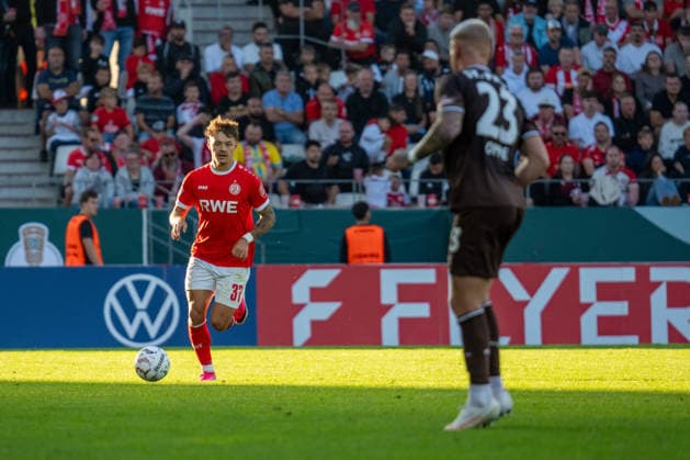 Jannik Hofmann (Rot-Weiss Essen, 37) und Louis Oppie (FC St. Pauli, 23), GER Rot-Weiss Essen vs. FC St. Pauli, Fussball, DFB Pokal, Runde 1, Hauptrunde 2026 2027, 23.08.2026 DFB DFL REGULATIONS PROHIBIT ANY USE OF PHOTOGRAPHS AS IMAGE SEQUENCES AND OR QUASI-VIDEO, GER Rot-Weiss Essen vs. FC St. Pauli, Fussball, DFB Pokal, Runde 1, Hauptrunde 2026 2027, 23.08.2026 Essen *** Jannik Hofmann, Rot-Weiss Essen, 37, and Louis Oppie, FC St. Pauli, 23, GER Rot-Weiss Essen vs. FC St. Pauli, Soccer, DFB Cup, Round 1, Main Round 2026–2027, August 23, 2026 DFB DFL regulations prohibit any use of photographs as image sequences and or quasi-video, GER Rot-Weiss Essen vs. FC St. Pauli, soccer, DFB Cup, Round 1, Main Round 2026–2027, August 23, 2026, Essen Copyright: xEibner-Pressefoto FabianxFriesex EP_FFE