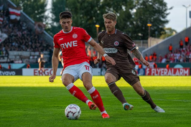 Semir Telalovic (Rot-Weiss Essen, 17) gegen Marcus Mathisen (FC St. Pauli, 06), GER Rot-Weiss Essen vs. FC St. Pauli, Fussball, DFB Pokal, Runde 1, Hauptrunde 2026 2027, 23.08.2026 DFB DFL REGULATIONS PROHIBIT ANY USE OF PHOTOGRAPHS AS IMAGE SEQUENCES AND OR QUASI-VIDEO, GER Rot-Weiss Essen vs. FC St. Pauli, Fussball, DFB Pokal, Runde 1, Hauptrunde 2026 2027, 23.08.2026 Essen *** Semir Telalovic, Rot-Weiss Essen, 17, vs. Marcus Mathisen, FC St. Pauli, 06, GER Rot-Weiss Essen vs. FC St. Pauli, Soccer, DFB Cup, Round 1, Main Round 2026–2027, August 23, 2026 DFB DFL regulations prohibit any use of photographs as image sequences and or quasi-video, GER Rot-Weiss Essen vs. FC St. Pauli, soccer, DFB Cup, Round 1, Main Round 2026–2027, August 23, 2026, Essen Copyright: xEibner-Pressefoto FabianxFriesex EP_FFE