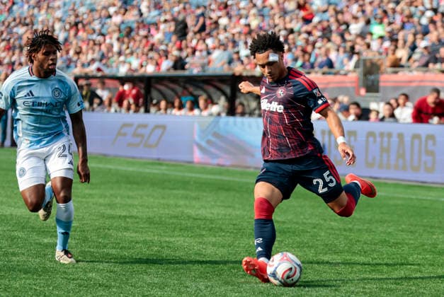 FOXBOROUGH, MA - AUGUST 23: Peyton Miller 25 of the New England Revolution crosses the ball watched by Tayvon Gray 24 of the New York City Football Club during a match between the New England Revolution and New York City FC on August 23, 2026, at Gillette Stadium in Foxborough, Massachusetts. (Photo by Fred Kfoury III Icon Sportswire) SOCCER: AUG 23 MLS, Fussball Herren, USA New England Revolution vs New York City FC EDITORIAL USE ONLY Icon482260823004