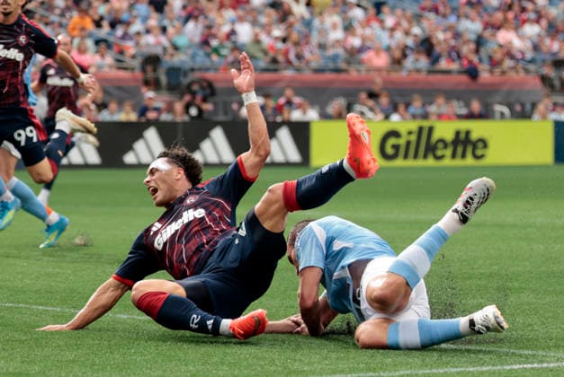 FOXBOROUGH, MA - AUGUST 23: James Sands 6 of the New York City Football Club fouls Peyton Miller 25 of the New England Revolution in the box during a match between the New England Revolution and New York City FC on August 23, 2026, at Gillette Stadium in Foxborough, Massachusetts. (Photo by Fred Kfoury III Icon Sportswire) SOCCER: AUG 23 MLS, Fussball Herren, USA New England Revolution vs New York City FC EDITORIAL USE ONLY Icon482260823014