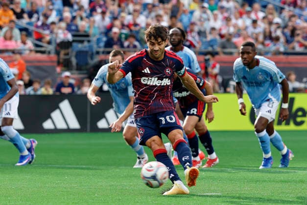 FOXBOROUGH, MA - AUGUST 23: Carles Gil 10 of the New England Revolution takes. Penalty kick during a match between the New England Revolution and New York City FC on August 23, 2026, at Gillette Stadium in Foxborough, Massachusetts. (Photo by Fred Kfoury III Icon Sportswire) SOCCER: AUG 23 MLS, Fussball Herren, USA New England Revolution vs New York City FC EDITORIAL USE ONLY Icon482260823016