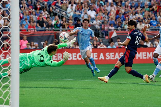 FOXBOROUGH, MA - AUGUST 23: Matt Freese 49 of the New York City Football Club blocks the point blank shot from Carles Gil 10 of the New England Revolution during a match between the New England Revolution and New York City FC on August 23, 2026, at Gillette Stadium in Foxborough, Massachusetts. (Photo by Fred Kfoury III Icon Sportswire) SOCCER: AUG 23 MLS, Fussball Herren, USA New England Revolution vs New York City FC EDITORIAL USE ONLY Icon482260823018