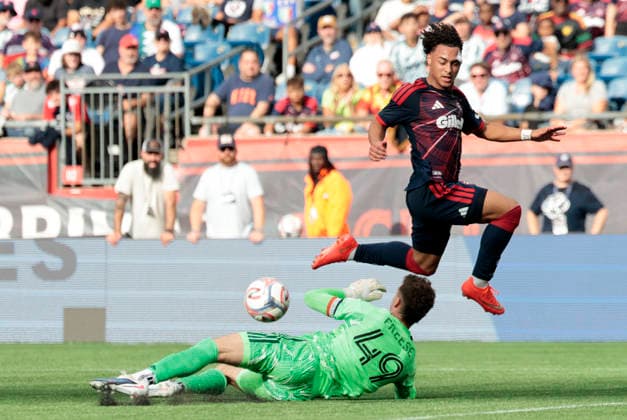 FOXBOROUGH, MA - AUGUST 23: Peyton Miller 25 of the New England Revolution flips a shot over Matt Freese 49 of the New York City Football Club during a match between the New England Revolution and New York City FC on August 23, 2026, at Gillette Stadium in Foxborough, Massachusetts. (Photo by Fred Kfoury III Icon Sportswire) SOCCER: AUG 23 MLS, Fussball Herren, USA New England Revolution vs New York City FC EDITORIAL USE ONLY Icon482260823022