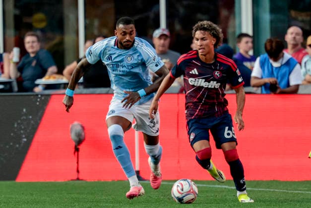FOXBOROUGH, MA - AUGUST 23: Judah Siqueira 65 of the New England Revolution moves the ball from Raul Gustavo 34 of the New York City Football Club during a match between the New England Revolution and New York City FC on August 23, 2026, at Gillette Stadium in Foxborough, Massachusetts. (Photo by Fred Kfoury III Icon Sportswire) SOCCER: AUG 23 MLS, Fussball Herren, USA New England Revolution vs New York City FC EDITORIAL USE ONLY Icon482260823040