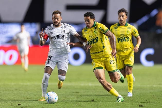 Santos v Mirassol - Brazilian Serie A SANTOS, BRAZIL - AUGUST 23: Neymar of Santos challenges Wallisson of Mirassol for the ball during the Campeonato Brasileiro Serie A match between Santos and Mirassol at Estadio Urbano Caldeira on August 23, 2026 in Santos, Brazil. Santos Stadium Urbano Caldeira Sao Paulo Brazil