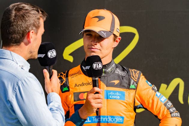 FIA Formula 1 World Championship, WM, Weltmeisterschaft Dutch Grand Prix 2026 Zandvoort, 20.08.2026, Das Rennen, Grosser Preis Sieger des Grand Prix in Zandvoort: Lando Norris, Zweiter Kimi Antonelli und Dritter George Russell, Siegerehrung mit König Willem-Alexander, Siegerehrung Siegerpokal Louis Vuitton *** FIA Formula 1 World Championship, 2026 Dutch Grand Prix at Zandvoort, August 20, 2026, The race: Lando Norris wins the Dutch Grand Prix at Zandvoort, Kimi Antonelli finishes second, and George Russell third; award ceremony with King Willem Alexander; the winner is presented with the Louis Vuitton trophy Copyright: xBahhoxKarax