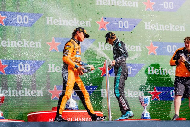 FIA Formula 1 World Championship, WM, Weltmeisterschaft Dutch Grand Prix 2026 Zandvoort, 20.08.2026, Das Rennen, Grosser Preis Sieger des Grand Prix in Zandvoort: Lando Norris, Zweiter Kimi Antonelli und Dritter George Russell, Moet Champagne *** FIA Formula 1 World Championship, 2026 Dutch Grand Prix at Zandvoort, August 20, 2026, The Race, Grand Prix Winner at Zandvoort: Lando Norris; Second Place: Kimi Antonelli; Third Place: George Russell; Moët Champagne Copyright: xBahhoxKarax