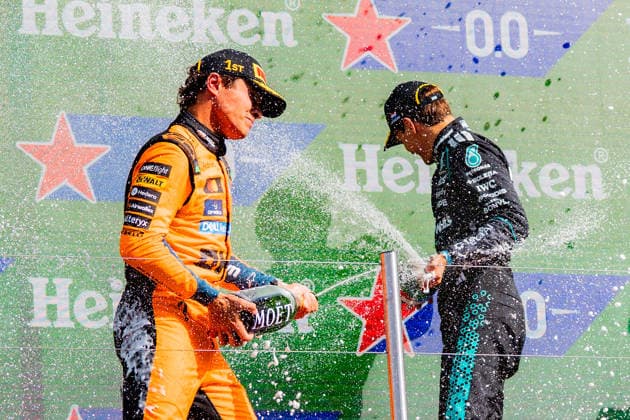 FIA Formula 1 World Championship, WM, Weltmeisterschaft Dutch Grand Prix 2026 Zandvoort, 20.08.2026, Das Rennen, Grosser Preis Sieger des Grand Prix in Zandvoort: Lando Norris, Zweiter Kimi Antonelli und Dritter George Russell, Moet Champagne *** FIA Formula 1 World Championship, 2026 Dutch Grand Prix at Zandvoort, August 20, 2026, The Race, Grand Prix Winner at Zandvoort: Lando Norris; Second Place: Kimi Antonelli; Third Place: George Russell; Moët Champagne Copyright: xBahhoxKarax