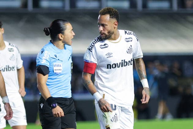 SANTOS, BRAZIL - AUGUST 23: The Referee Edina Alves Batista (L) argues with Neymar of Santos (R) during a Brasileirao 2026 match between Santos and Mirassol at Vila Belmiro Stadium on August 23, 2026 in Santos, Brazil (Photo by Leo Barrilari Sports Press Photo SPP)  Copyright: xSportsxPressxPhotox Sportspressphoto_SPR214479