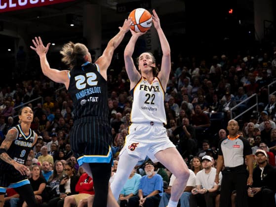 CHICAGO, IL - AUGUST 23: Caitlin Clark 22 of the Indiana Fever shoots a basket against Courtney Vandersloot 22 of the Chicago Sky during the regular season WNBA, Basketball Damen, USA game between the Indiana Fever and the Chicago Sky on August 23, 2026 at the Wintrust Arena in Chicago, Illinois. (Photo by Joseph Weiser Icon Sportswire) WNBA: AUG 23 Indiana Fever at Chicago Sky EDITORIAL USE ONLY Icon260823025