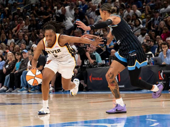 CHICAGO, IL - AUGUST 23: Kelsey Mitchell 0 of the Indiana Fever dribbles the ball during the regular season WNBA, Basketball Damen, USA game between the Indiana Fever and the Chicago Sky on August 23, 2026 at the Wintrust Arena in Chicago, Illinois. (Photo by Joseph Weiser Icon Sportswire) WNBA: AUG 23 Indiana Fever at Chicago Sky EDITORIAL USE ONLY Icon260823026