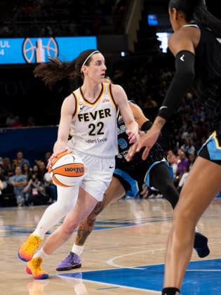CHICAGO, IL - AUGUST 23: Caitlin Clark 22 of the Indiana Fever dribbles the ball during the regular season WNBA, Basketball Damen, USA game between the Indiana Fever and the Chicago Sky on August 23, 2026 at the Wintrust Arena in Chicago, Illinois. (Photo by Joseph Weiser Icon Sportswire) WNBA: AUG 23 Indiana Fever at Chicago Sky EDITORIAL USE ONLY Icon260823050