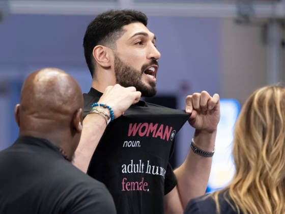 CHICAGO, IL - AUGUST 23: American basketball player Enes Kanter Freedom gets thrown out during the regular season WNBA, Basketball Damen, USA game between the Indiana Fever and the Chicago Sky on August 23, 2026 at the Wintrust Arena in Chicago, Illinois. (Photo by Joseph Weiser Icon Sportswire) WNBA: AUG 23 Indiana Fever at Chicago Sky EDITORIAL USE ONLY Icon260823057