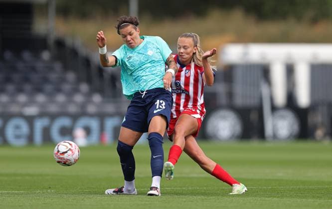 Pre Season Friendly - London City Lionesses v Atletico de Madrid Femenino BROMLEY, ENGLAND, AUGUST 23: Synne Jensen of Atletico de Madrid Femenino battles for the ball with Elena Linari of London City Lionesses during the Pre Season Friendly match between London City Lionesses v Atletico de Madrid Femenino at Copper Jax Community Stadium, Bromley, London on 23 August. (Photo by Daniel Weir) London Copper Jax Community Stadium United Kingdom Copyright: xDanielxWeir SportsxPressxPhotox Sportspressphoto_SPR214535