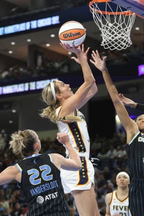 CHICAGO, USA - August 23: Lexie Hull (10 Indiana Fever) attempts a layup during the WNBA, Basketball Damen, USA game between the Chicago Sky and Indiana Fever at Wintrust Arena on Saturday, August 8 in Chicago, USA  Copyright: xShainaxBenhiyoun SPPx Sportspressphoto_SPR214747