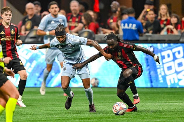 ATLANTA, GA - AUGUST 23: Calvin Harris 11 of Kansas City and Tristan Muyumba 8 of Atlanta battle for possession during the MLS, Fussball Herren, USA match between Sporting Kansas City and Atlanta United FC on August 23rd, 2026 at Mercedes-Benz Stadium in Atlanta, GA. (Photo by Rich von Biberstein Icon Sportswire) SOCCER: AUG 23 MLS Atlanta United vs Sporting Kansas City EDITORIAL USE ONLY Icon260823012