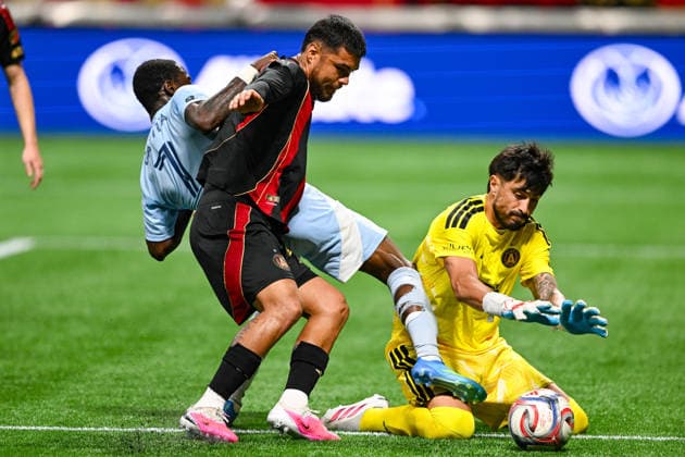 ATLANTA, GA - AUGUST 23: Lucas Hoyos 1 of Atlanta attempts to make a save as Capita Capemba 7 of Kansas City attempts a shot during the MLS, Fussball Herren, USA match between Sporting Kansas City and Atlanta United FC on August 23rd, 2026 at Mercedes-Benz Stadium in Atlanta, GA. (Photo by Rich von Biberstein Icon Sportswire) SOCCER: AUG 23 MLS Atlanta United vs Sporting Kansas City EDITORIAL USE ONLY Icon260823013