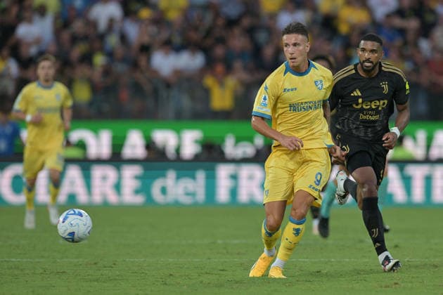 SOCCER - Serie A - Frosinone Calcio vs. Juventus FC Photo by IPA ABACAPRESS.COM87747659 - Antonio Raimondo of Frosinone under pressure from Bremer of Juventus during the Serie A Enilive soccer match between Frosinone and Juventus FC at Benito Stirpe Stadium on August 23, 2026, in Frosinone, Lazio. During the Frosinone Calcio vs. Juventus FC Italian Serie A soccer match in Frosinone, Italy, on August 23, 2026 Frosinone Italy  Copyright: xIPAxSport ABACAx