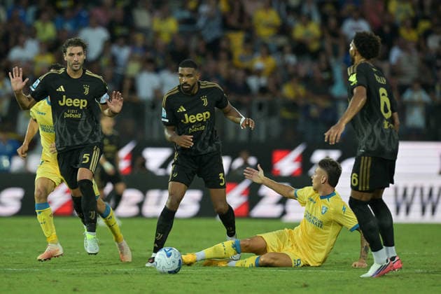 SOCCER - Serie A - Frosinone Calcio vs. Juventus FC Photo by IPA ABACAPRESS.COM87747653 - Antonio Raimondo of Frosinone under pressure from Bremer of Juventus during the Serie A Enilive soccer match between Frosinone and Juventus FC at Benito Stirpe Stadium on August 23, 2026, in Frosinone, Lazio. During the Frosinone Calcio vs. Juventus FC Italian Serie A soccer match in Frosinone, Italy, on August 23, 2026 Frosinone Italy  Copyright: xIPAxSport ABACAx