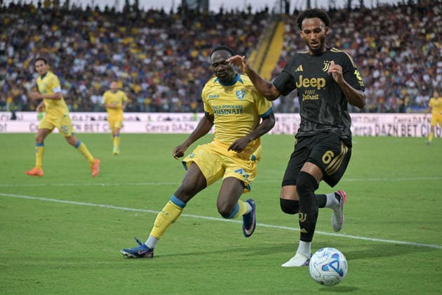 SOCCER - Serie A - Frosinone Calcio vs. Juventus FC Photo by IPA ABACAPRESS.COM87747692 - Lloyd Kelly of Juventus under pressure from Seydou Fini of Frosinone during the Serie A Enilive soccer match between Frosinone and Juventus FC at the Benito Stirpe Stadium on August 23, 2026, in Frosinone, Lazio. During the Frosinone Calcio vs. Juventus FC Italian Serie A soccer match in Frosinone, Italy, on August 23, 2026 Frosinone Italy  Copyright: xIPAxSport ABACAx