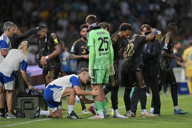 SOCCER - Serie A - Frosinone Calcio vs. Juventus FC Photo by IPA ABACAPRESS.COM87747698 - Guglielmo Vicario of Juventus receives treatment for an injury during the Serie A Enilive soccer match between Frosinone and Juventus FC at the Benito Stirpe Stadium on August 23, 2026, in Frosinone, Lazio. During the Frosinone Calcio vs. Juventus FC Italian Serie A soccer match in Frosinone, Italy, on August 23, 2026 Frosinone Italy  Copyright: xIPAxSport ABACAx