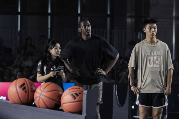 SHANGHAI, CHINA - AUGUST 23: NBA, Basketball Herren, USA star and Oklahoma City Thunder player Jalen Williams speaks to the media while wearing a Yao Ming Houston Rockets jersey during his China tour on August 23, 2026 in Shanghai, China. Williams later attended a brand commercial event at Fuxing Cloud Hall on Fuxing Island.  Copyright: xVCGx 111661693836