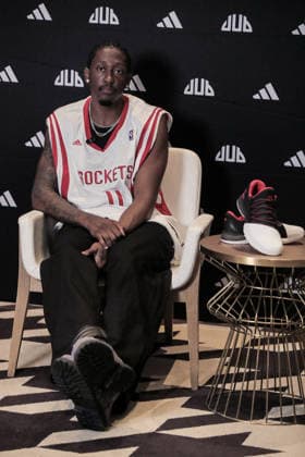 SHANGHAI, CHINA - AUGUST 23: Jalen Williams of the Oklahoma City Thunder wears a Yao Ming jersey while speaking to the media during his 2026 NBA, Basketball Herren, USA China Tour on August 23, 2026 in Shanghai, China.  Copyright: xVCGx 111661693825