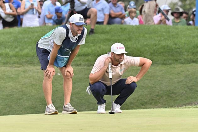 ST. LOUIS, MO - AUGUST 23: Wyndham Clark of the United States and his caddy David Pelekoudas try to read the green on the 15th hole during the final round of the PGA, Golf Herren BMW Championship ship on Sunday August 23nd, 2026 at Bellerive Country Club in Town and Country, MO (Photo by Rick Ulreich Icon Sportswire) GOLF: AUG 23 PGA BMW Championship EDITORIAL USE ONLY Icon2608237778481