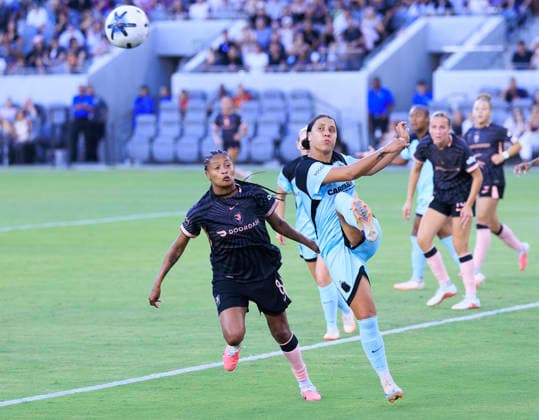 August 23, 2026, Los Angeles, California, USA: Sam Kerr 20 of the NJ NY Gotham FC clears the ball in front of Ary Borges 8 of the Angel City FC during their regular season NWSL game on Sunday August 23, 2026 at the BMO Stadium in Los Angeles, California. ACFC tie with NJ NY Gotham FC, 0-0. ARIANA RUIZ PI Los Angeles USA - ZUMAp124 20260823_zaa_p124_033 Copyright: xArianaxRuizx