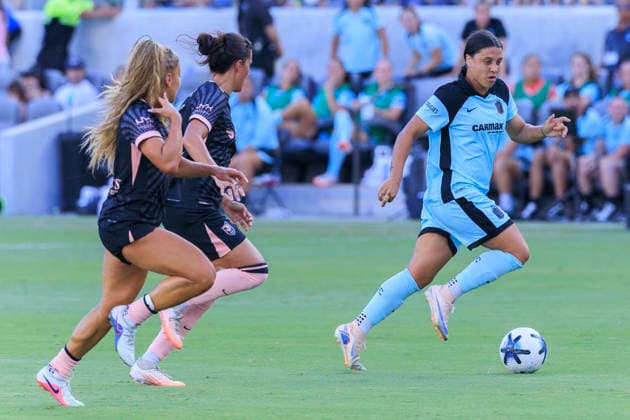 August 23, 2026, Los Angeles, California, USA: Sam Kerr 20 of the NJ NY Gotham FC takes the ball up the center of the penalty box as Emily Sams 6 and Sarah Gorden 11 of the Angel City FC defend during their regular season NWSL game on Sunday August 23, 2026 at the BMO Stadium in Los Angeles, California. ACFC tie with NJ NY Gotham FC, 0-0. ARIANA RUIZ PI Los Angeles USA - ZUMAp124 20260823_zaa_p124_047 Copyright: xArianaxRuizx