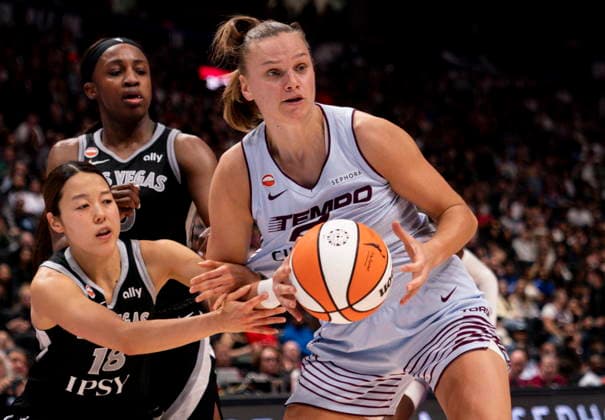 August 23, 2026, Vancouver, Bc, CANADA: Toronto Tempo s Laura Juskaite (2) grabs a rebound from Las Vegas Aces Mai Yamamoto (18) during the second half of a WNBA, Basketball Damen, USA basketball game, in Vancouver, on Sunday Aug. 23, 2026. Canada News - August 23, 2026  - ZUMAc35_ 20260823_zaf_c35_188 Copyright: xJacobxMallarix