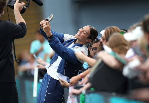 . - London City Lionesses v Atletico de Madrid Femenino, Pre Season Friendly, Copper Jax Community Stadium, London, 23rd August 2026. Daniel Weir Crystal Pix Mary Earps of London City Lionesses meets the fans. - London City Lionesses v Atletico de Madrid Femenino, Pre Season Friendly, Copper Jax Community Stadium, London, 23rd August 2026. Daniel Weir Crystal Pix London Copper Jax Community Stadium United kingdom Copyright: xDanielxWeirx CP_Lionesses_Atletico_230826_DW109