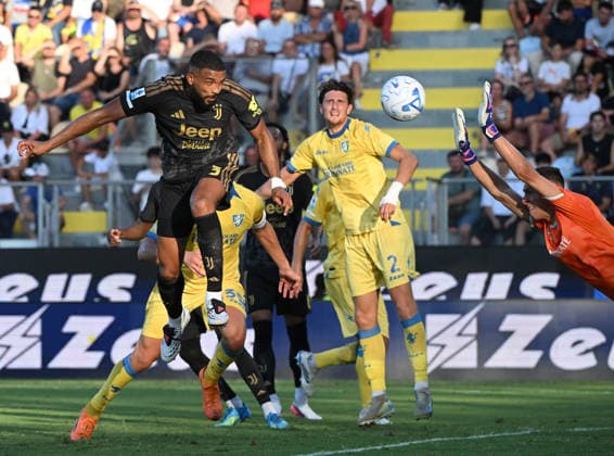 (260824) -- FROSINONE, Aug. 24, 2026 -- Juventus Bremer (L) heads to score during the Italian Serie A football match between Frosinone and Juventus in Frosinone, Italy, Aug. 23, 2026. (Photo by Xinhua) (SP)ITALY-FROSINONE-FOOTBALL-SERIE A-FROSINONE VS JUVENTUS AlbertoxLingria 