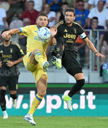 (260824) -- FROSINONE, Aug. 24, 2026 -- Juventus Manuel Locatelli (R) vies with Frosinone s Gabriele Calvani during the Italian Serie A football match between Frosinone and Juventus in Frosinone, Italy, Aug. 23, 2026. (Photo by Xinhua) (SP)ITALY-FROSINONE-FOOTBALL-SERIE A-FROSINONE VS JUVENTUS AlbertoxLingria 