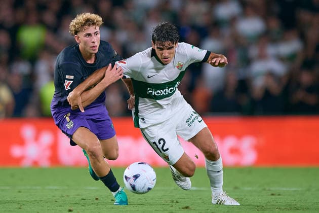 (260824) -- ELCHE, Aug. 24, 2026 -- Barcelona s Fermin Lopez (L) vies with Elche s Gonzalo Villar during the Spanish La Liga football match between Elche CF and FC Barcelona, Barca in Elche, Spain, Aug. 23, 2026. ( Xinhua) (SP) SPAIN-ELCHE-FOOTBALL-LA LIGA-ELCHE CF VS FC BARCELONA Str 