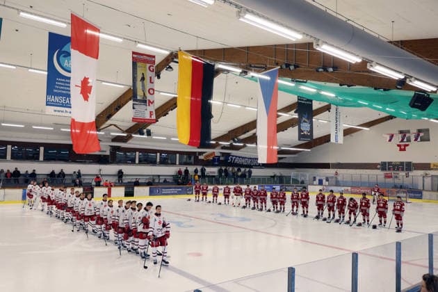 Spieler der U20 Mannschaften Kölner Junghaie sowie von St. Andrew s College aus Ontario Kanada in den roten Trikots während der Hymne vor dem Spiel, Junior Cup 2026 in der Eishalle des Eissport- und Tennistentrums am Timmendorfer Strand, Ostholestein, Turnier der Jungadler Mannheim zur Saisonvorbereitung 2026- 27, *** Players from the U20 teams Kölner Junghaie and St. Andrew’s College from Ontario, Canada, wearing red jerseys during the national anthem before the game, Junior Cup 2026 at the ice rink of the Eissport und Tennistentrum in Timmendorfer Strand, Ostholstein, a tournament organized by the Jungadler Mannheim as part of their preseason preparations for the 2026–27 season,