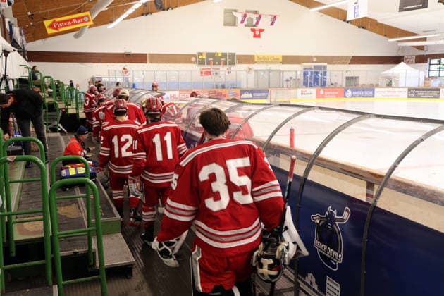 Spieler der U20 Mannschaft von St. Andrew s College aus Ontario Kanada in den roten Trikots laufen zur Spielerbank, Junior Cup 2026 in der Eishalle des Eissport- und Tennistentrums am Timmendorfer Strand, Ostholestein, Turnier der Jungadler Mannheim, 23.08.2026, Vorbereitung auf die Saison 2026- 27, *** Players from the St. Andrew’s College U20 team from Ontario, Canada—wearing red jerseys—head toward the players’ bench during the 2026 Junior Cup at the ice rink of the Eissport und Tennistentrum in Timmendorfer Strand, Ostholstein, a tournament organized by the Jungadler Mannheim, August 23, 2026, in preparation for the 2026–27 season,