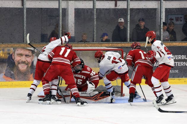 Spieler 11 und 13 sowie Goalie 35 der U20 Mannschaft von St. Andrew s College aus Ontario Kanada in den roten Trikots vor ihrem eigenen Tor während Aul 17 der Kölner Junghaie das 1:0 erzielt, Junior Cup 2026 in der Eishalle des Eissport- und Tennistentrums am Timmendorfer Strand, Ostholestein, Turnier der Jungadler Mannheim, 23.08.2026, Vorbereitung auf die Saison 2026- 27, *** Players 11 and 13, as well as goalie 35, from the U20 team of St. Andrew’s College in Ontario, Canada—wearing red jerseys—in front of their own goal while Aul 17 of the Cologne Junghaie scores the 1–0 goal, Junior Cup 2026 at the ice rink of the Eissport und Tennistentrum in Timmendorfer Strand, Ostholstein; tournament hosted by the Jungadler Mannheim, August 23, 2026; preseason preparation for the 2026–27 season,